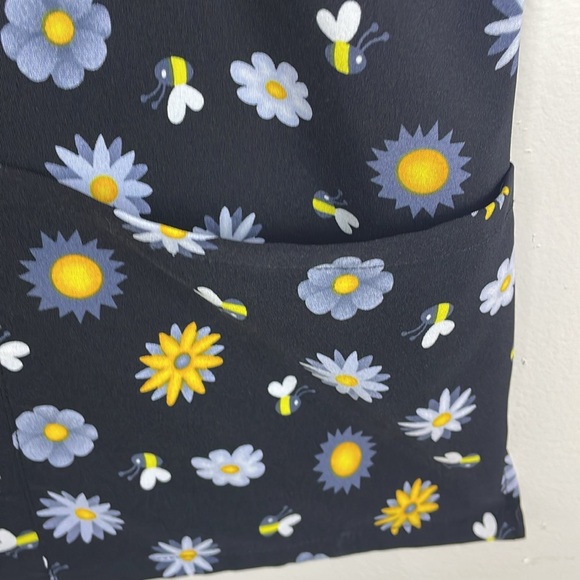 EUC Disney Tooniforms V-Neck Winnie The Pooh Sunshine Scrub Top Women’s Size L - Picture 4 of 8